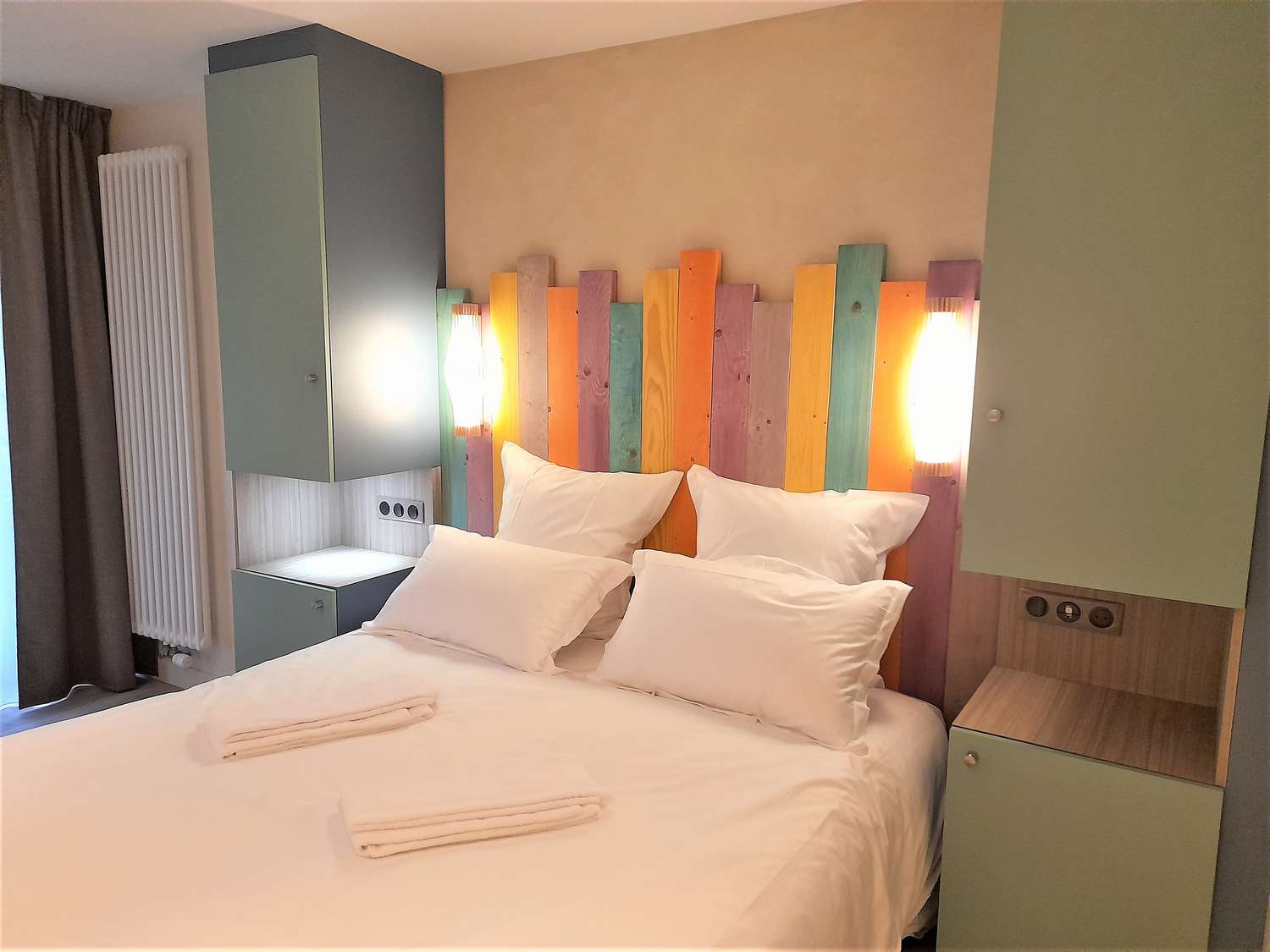 Les Maisons de Tatihou, agencement hotellerie, menuiserie Normandie, tête de lit en bois, tete de lit bois coloré, Les Ateliers Lejamtel
