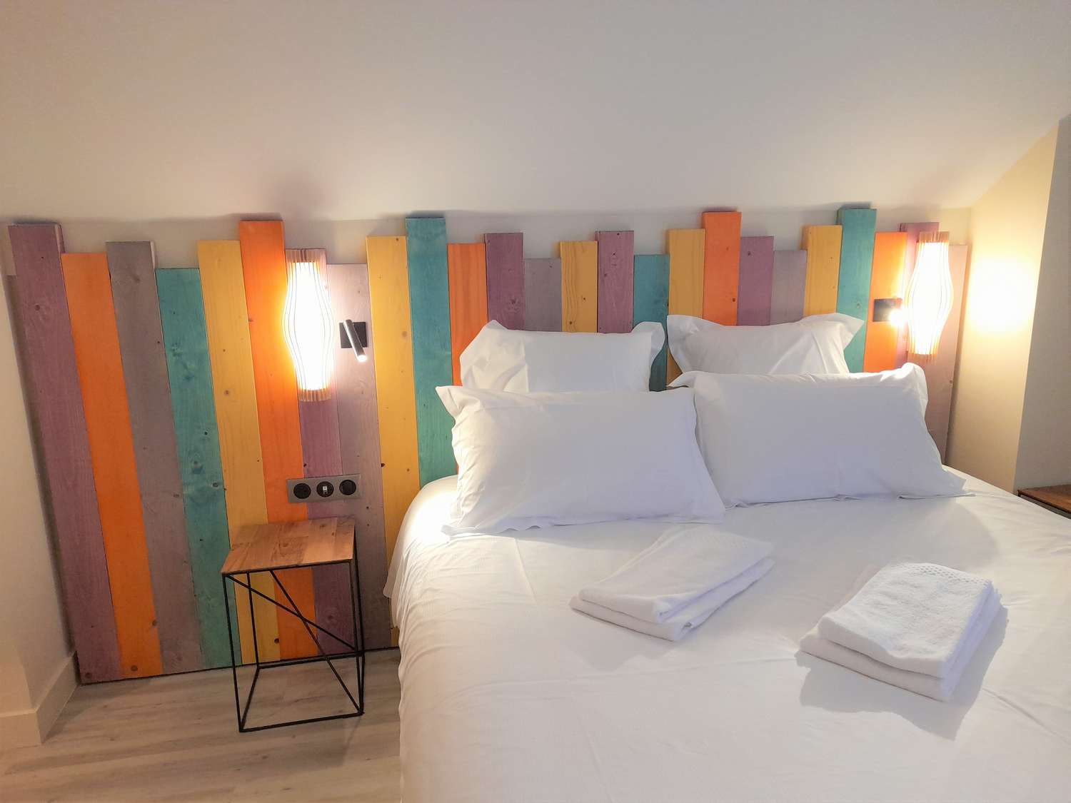 Les Maisons de Tatihou, agencement hotellerie, menuiserie Normandie, tête de lit en bois, tete de lit bois coloré, Les Ateliers Lejamtel