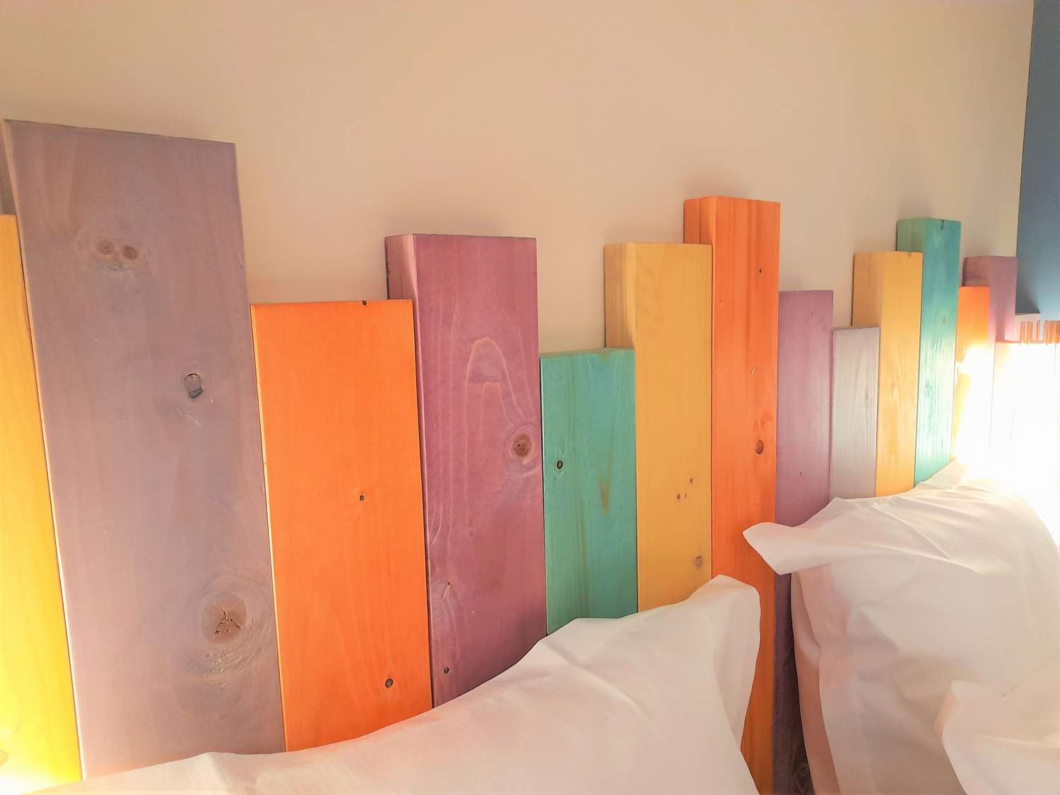 Menuiserie Normandie, tête de lit en bois, tete de lit bois coloré, Les Ateliers Lejamtel