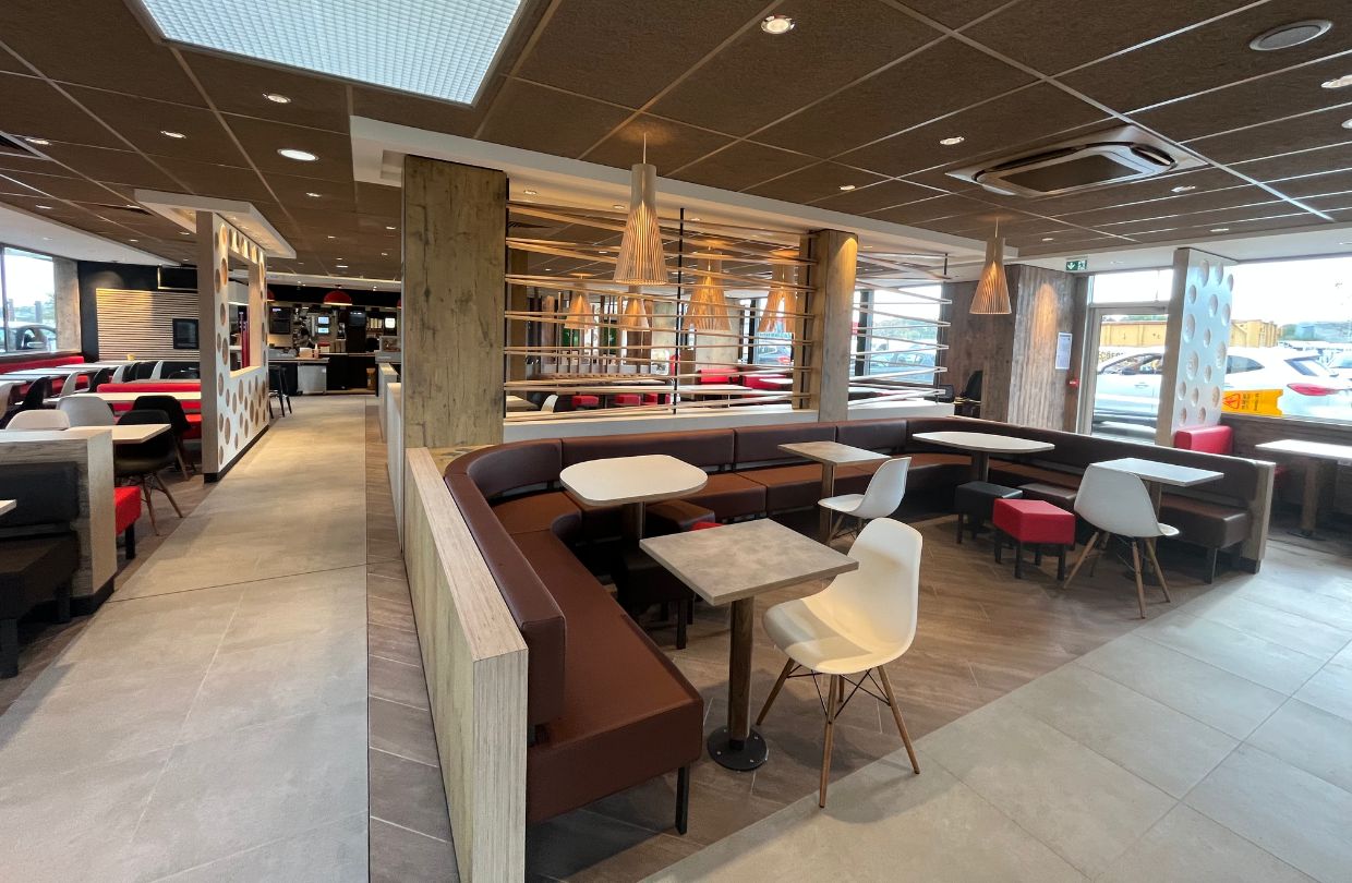 Agencement banquettes salle restaurant, Rénovation McDonald's Dieppe Belvédère, Décoration et agencement restaurants, Les Ateliers Lejamtel
