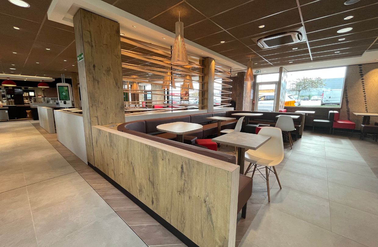 Banquette restaurant, Nouvelle décoration Wood&Stone, Rénovation McDonald's Dieppe Belvédère, Décoration et agencement restaurants, Les Ateliers Lejamtel