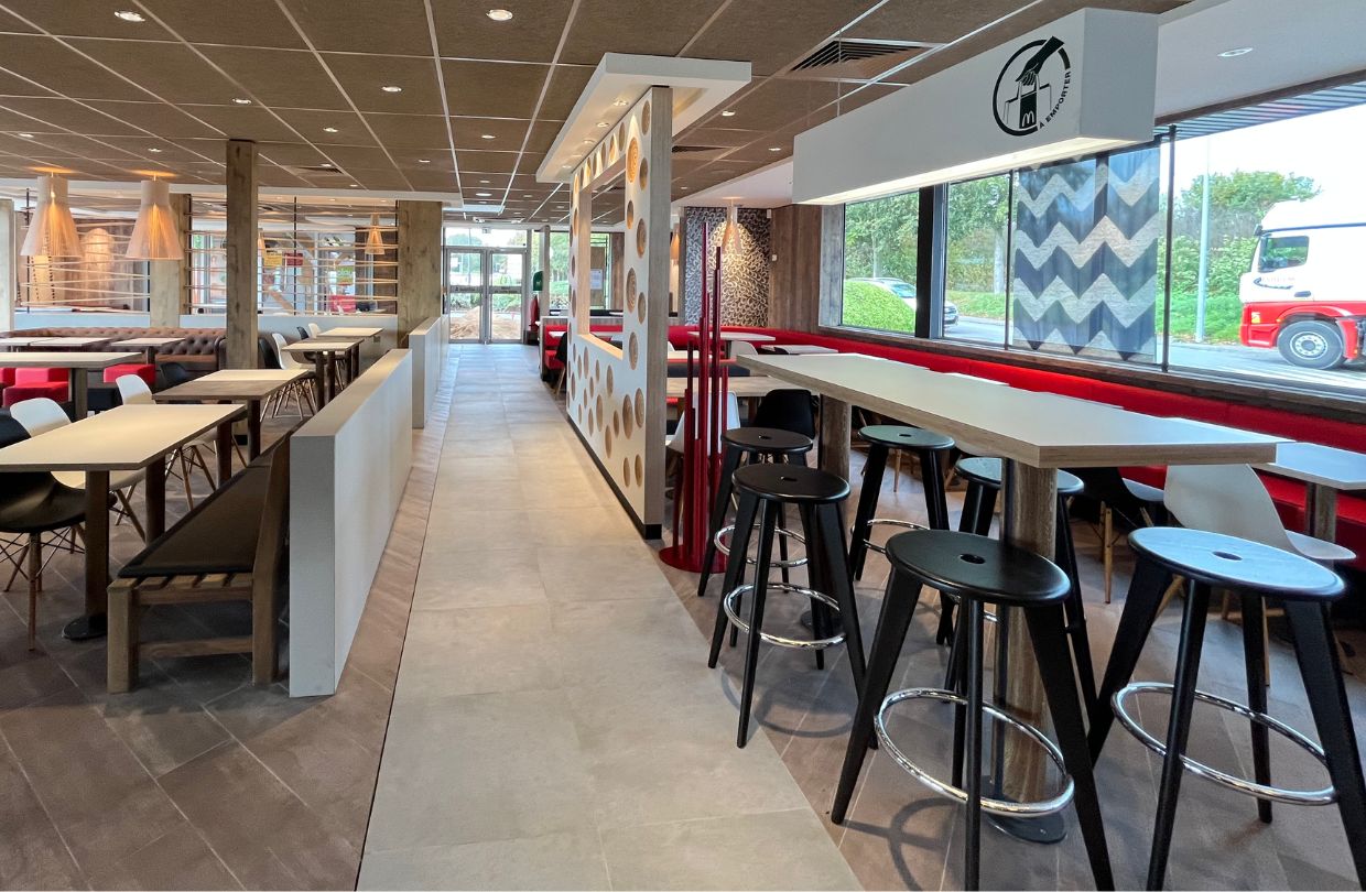 Table haute restaurant, Nouvelle décoration Wood&Stone, Rénovation McDonald's Dieppe Belvédère, Décoration et agencement restaurants, Les Ateliers Lejamtel