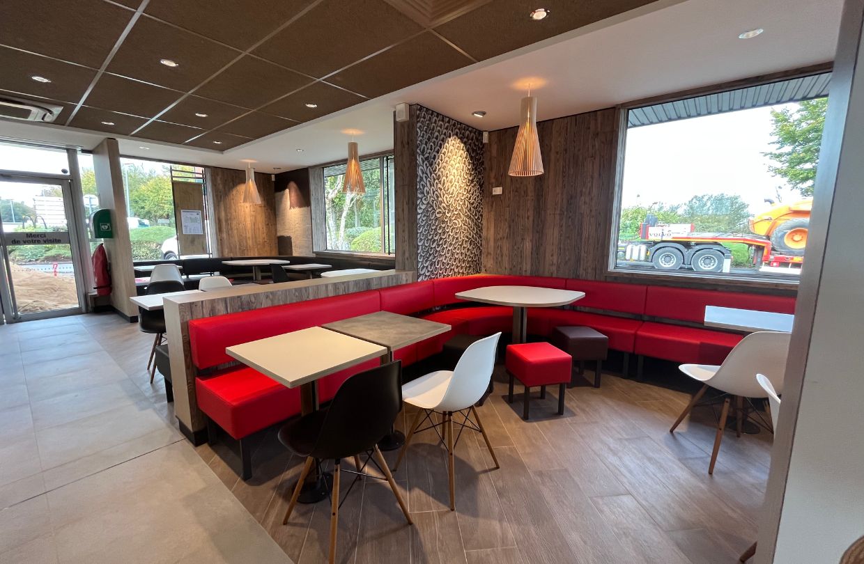 Assises restaurant, Nouvelle décoration Wood&Stone, Rénovation McDonald's Dieppe Belvédère, Décoration et agencement restaurants, Les Ateliers Lejamtel