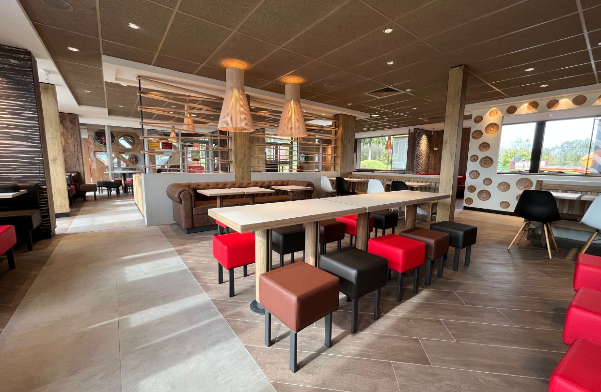 Agencement salle restaurant, Rénovation McDonald's Dieppe Belvédère, Décoration et agencement restaurants, Les Ateliers Lejamtel