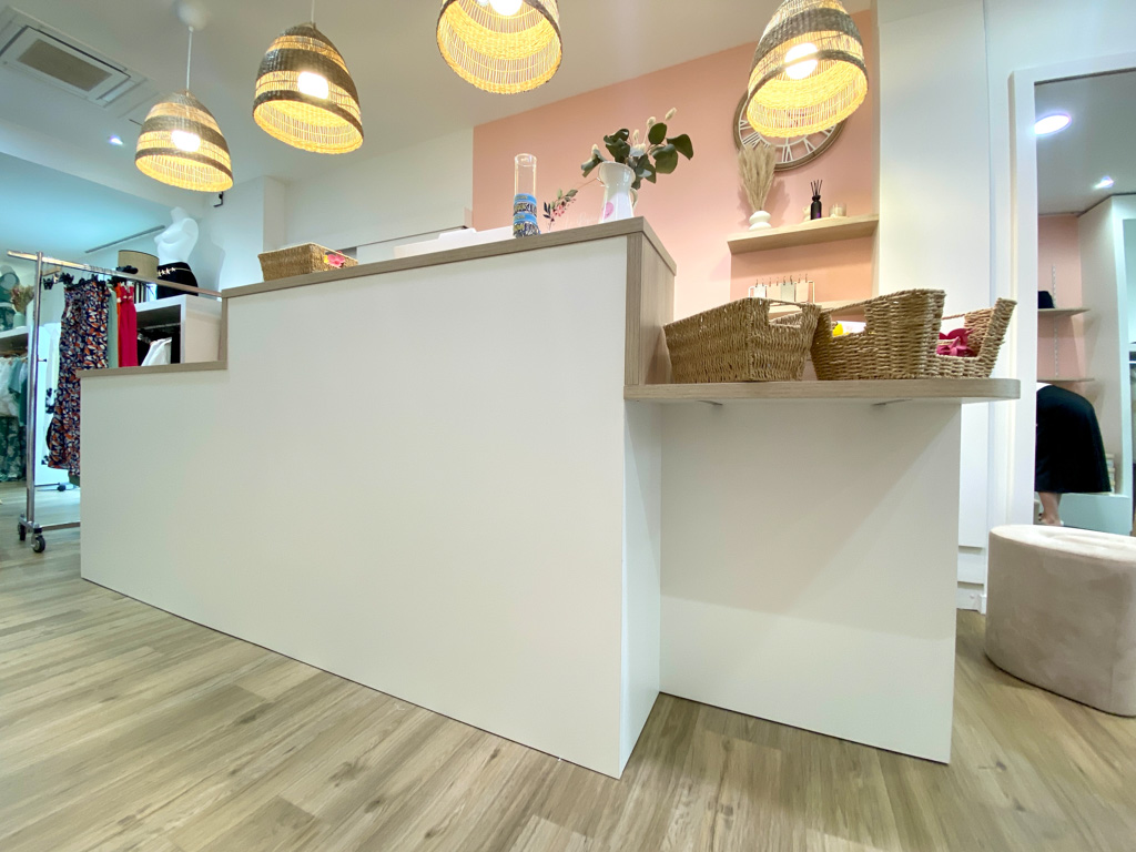meuble comptoir caisse sur mesure pour boutique Avranches