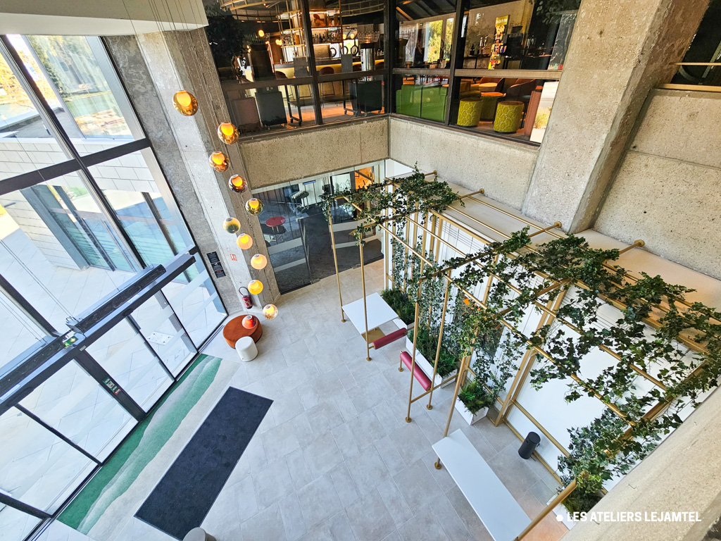 Agencement-professionnel-hotel-borne-accueil