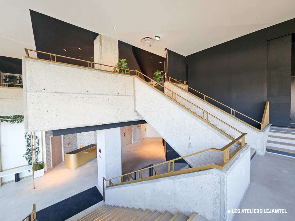 Garde corps laiton escalier sur mesure hotel metallerie normandie