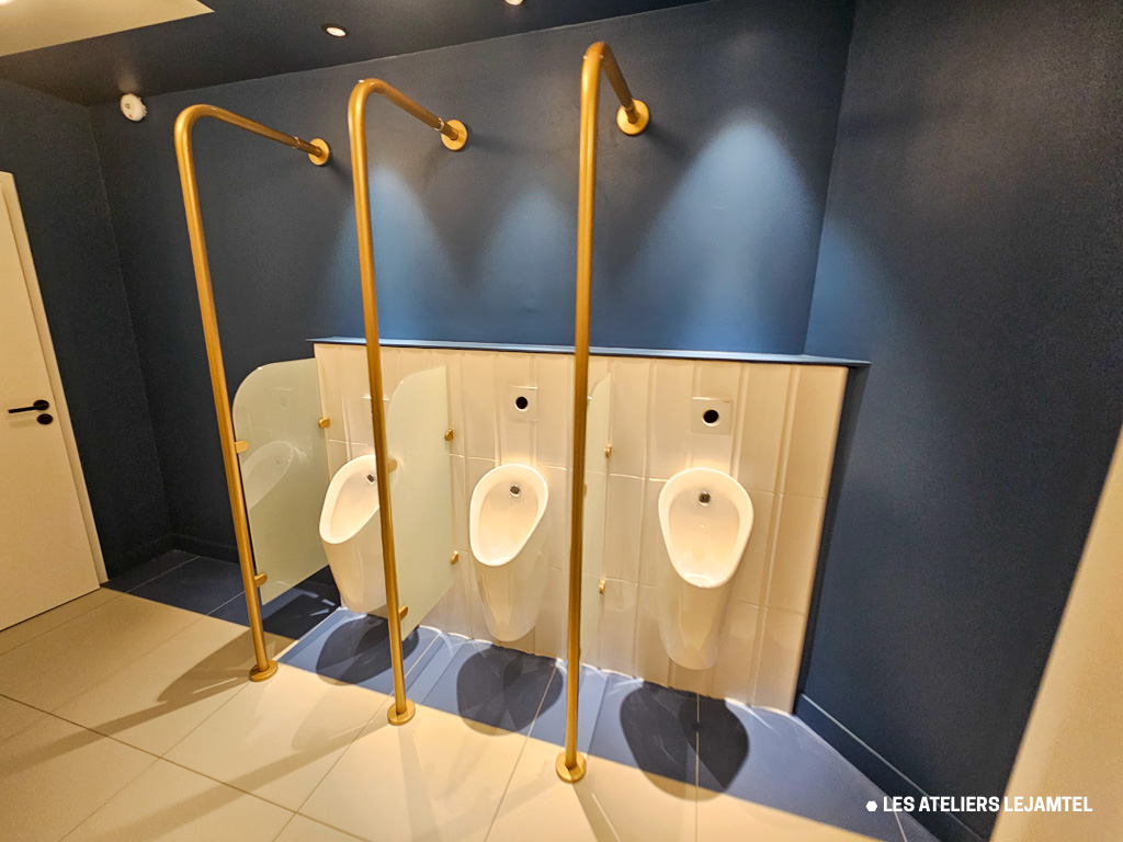 Agencement-professionnel-hotel-lejamtel-sanitaire-urinoir