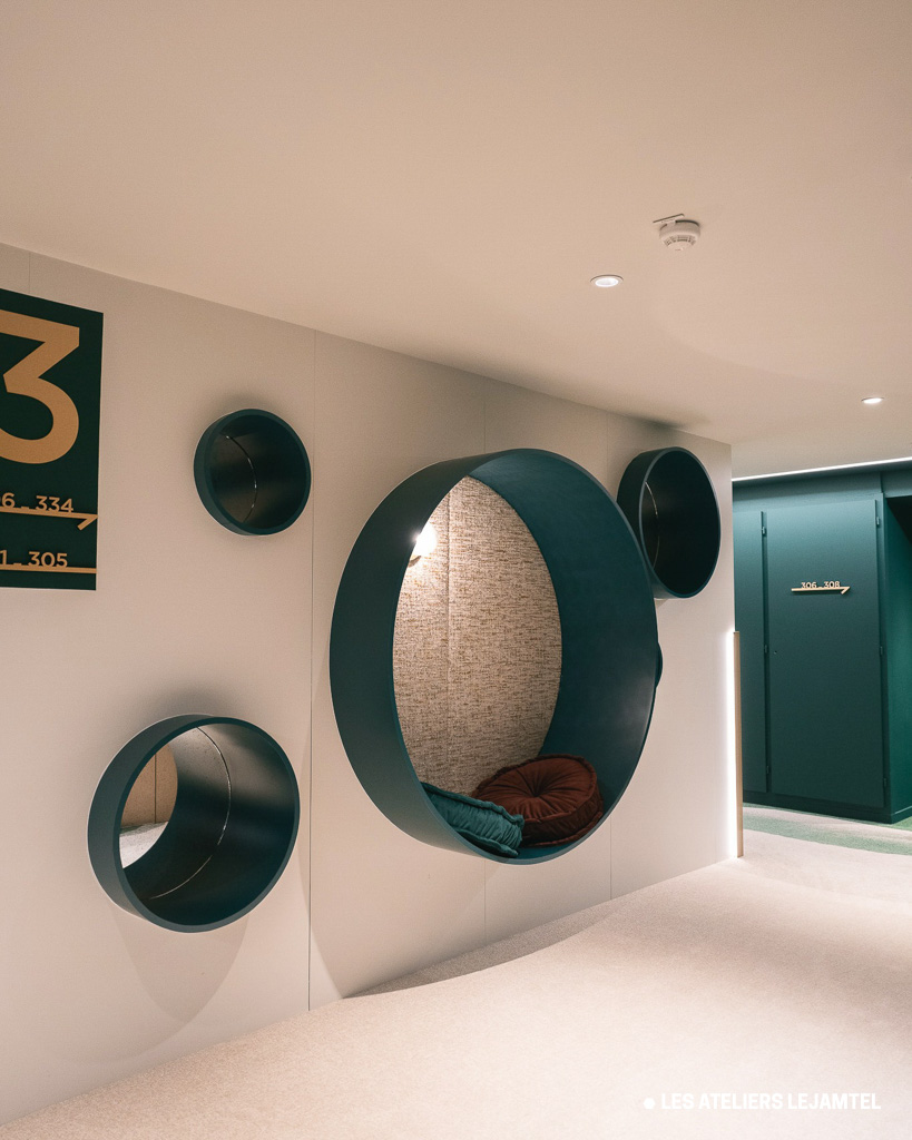 Habillage mural agencement sur mesure chambre hotel